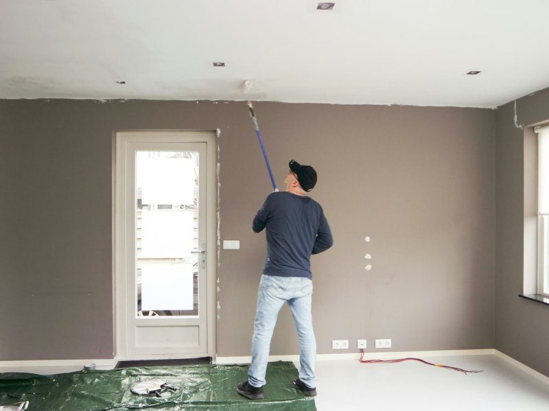 man-full-length-painting-the-ceiling-home-renovation--qlgt1ze18hdmjxhpfco53qavkeezcvaqlzrn9qqflc